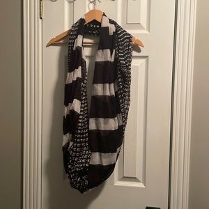 OkLight scarf, black and white